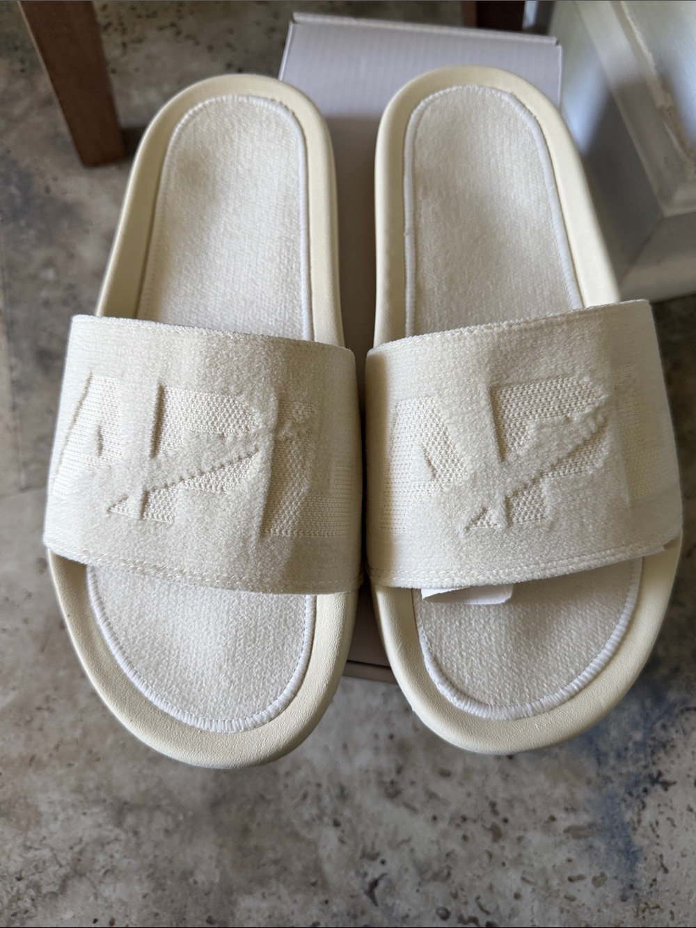 APL‎ women’s techloom pristine velvet slide size 9